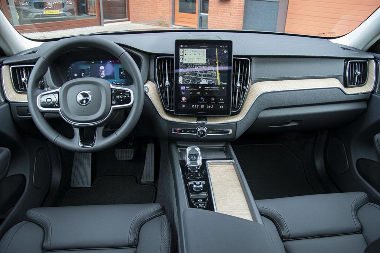 Volvo XC60 2.0 T6 PLUG-IN HYBRID AWD ULTRA DARK