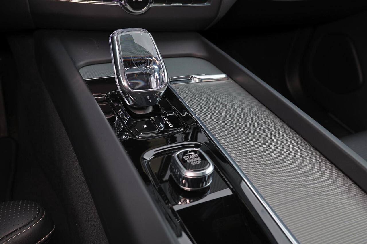 Volvo XC60 T6 Recharge AWD Ultra Black Edition - LONG RANGE - Luchtvering - IntelliSafe Assist & Surround - 360º Camera - Bowers & Wilkins audio - Adaptieve LED koplampen - Verwarmde voorstoelen, stuur & achterbank - Parkeersensoren voor & achter - Elektr. bedienb. 