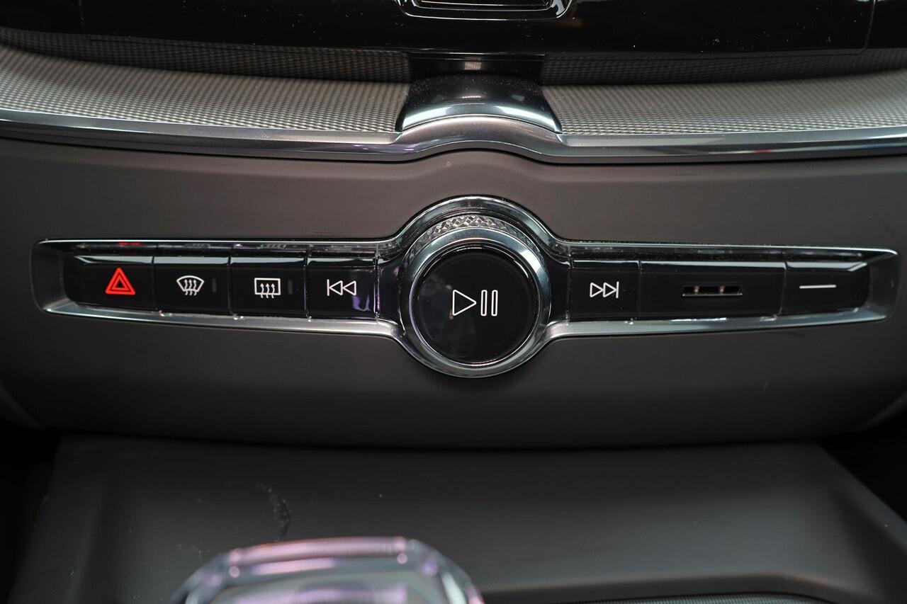 Volvo XC60 T6 Recharge AWD Ultra Black Edition - LONG RANGE - Luchtvering - IntelliSafe Assist & Surround - 360º Camera - Bowers & Wilkins audio - Adaptieve LED koplampen - Verwarmde voorstoelen, stuur & achterbank - Parkeersensoren voor & achter - Elektr. bedienb. 