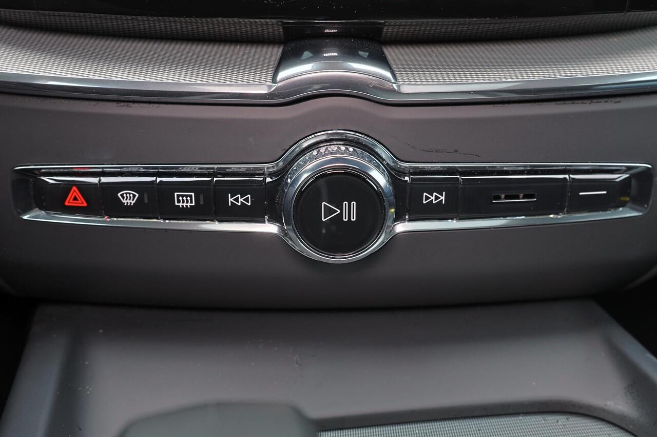 Volvo XC60 T6 Recharge AWD Plus Dark - Panorama/schuifdak - IntelliSafe Assist & Surround - 360º Camera - Harman/Kardon audio - Adaptieve LED koplampen - Verwarmde voorstoelen, stuur & achterbank - Parkeersensoren voor & achter - Elektr. bedienb. voorstoelen met geh