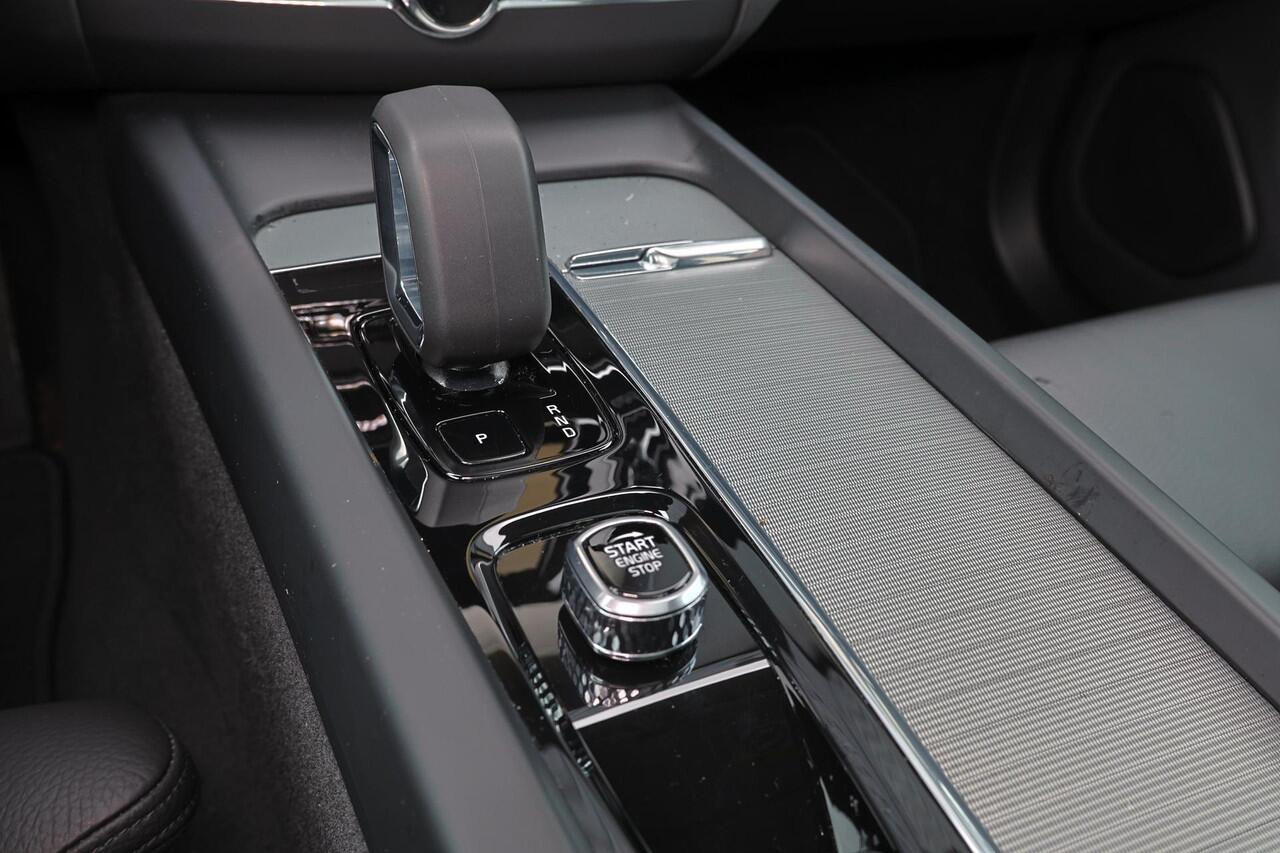 Volvo XC60 T6 Recharge AWD Plus Dark - Panorama/schuifdak - IntelliSafe Assist & Surround - 360º Camera - Harman/Kardon audio - Adaptieve LED koplampen - Verwarmde voorstoelen, stuur & achterbank - Parkeersensoren voor & achter - Elektr. bedienb. voorstoelen met geh