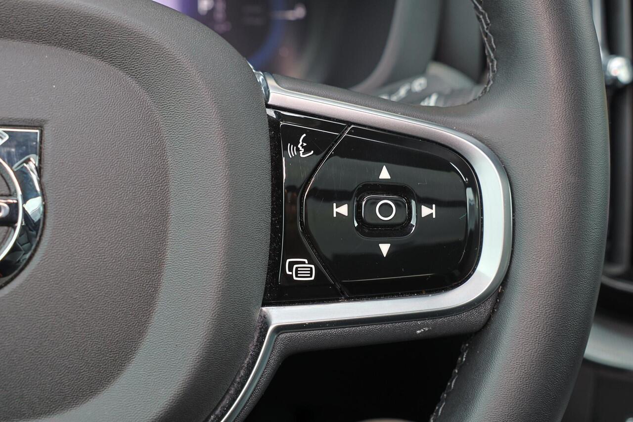 Volvo XC60 T6 Recharge AWD Plus Dark - Panorama/schuifdak - IntelliSafe Assist & Surround - 360º Camera - Harman/Kardon audio - Adaptieve LED koplampen - Verwarmde voorstoelen, stuur & achterbank - Parkeersensoren voor & achter - Elektr. bedienb. voorstoelen met geh