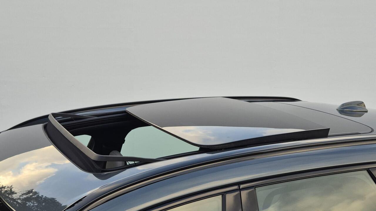 Volvo XC60 2.0 T6 Phev AWD Ultra Dark MY 2026 - 20" Wielen - Panoramadak - Lighting -Head up - H K Audio - 360 Camera - Alarm - Climate - Full led koplampen -Donkere hemel