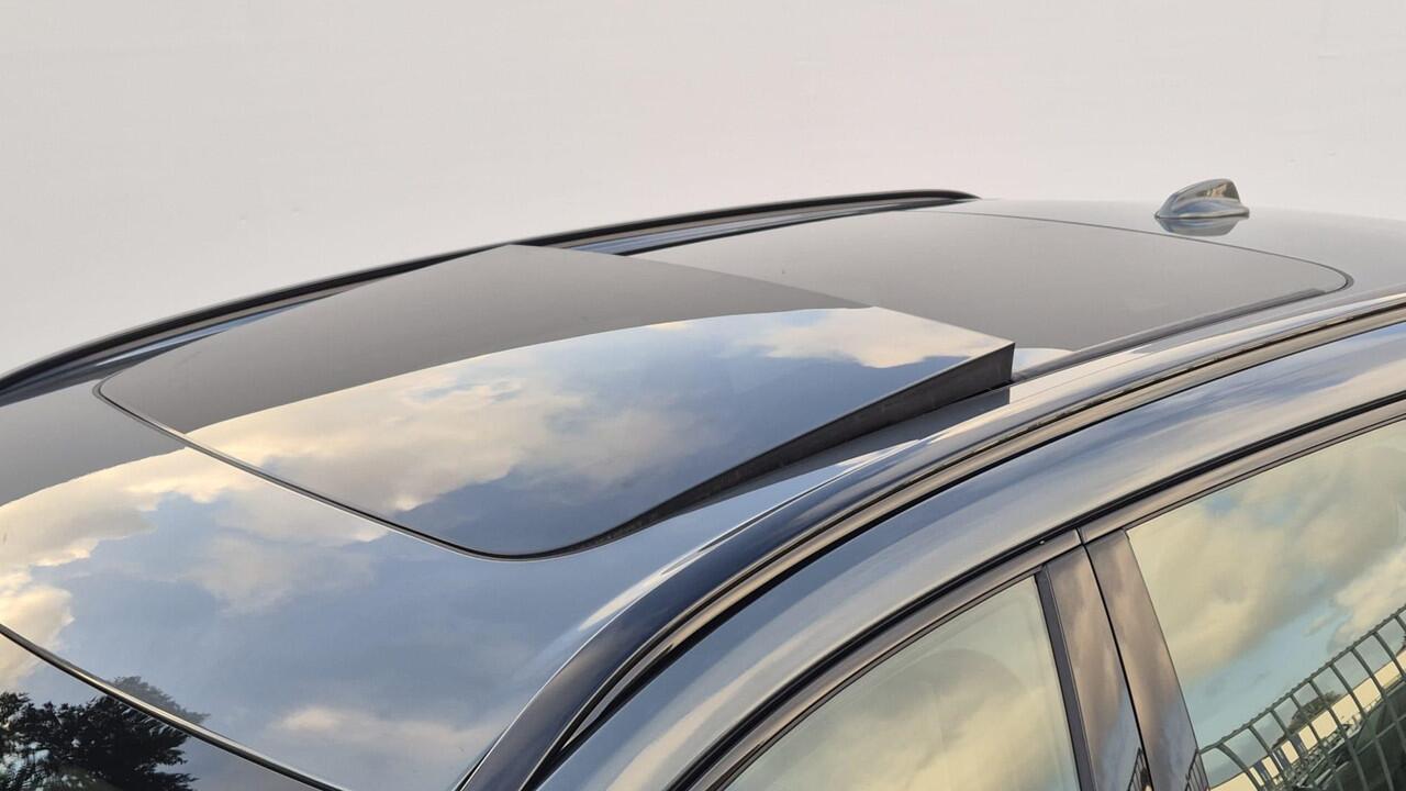 Volvo XC60 2.0 T6 Phev AWD Ultra Dark MY 2026 - 20" Wielen - Panoramadak - Lighting -Head up - H K Audio - 360 Camera - Alarm - Climate - Full led koplampen -Donkere hemel