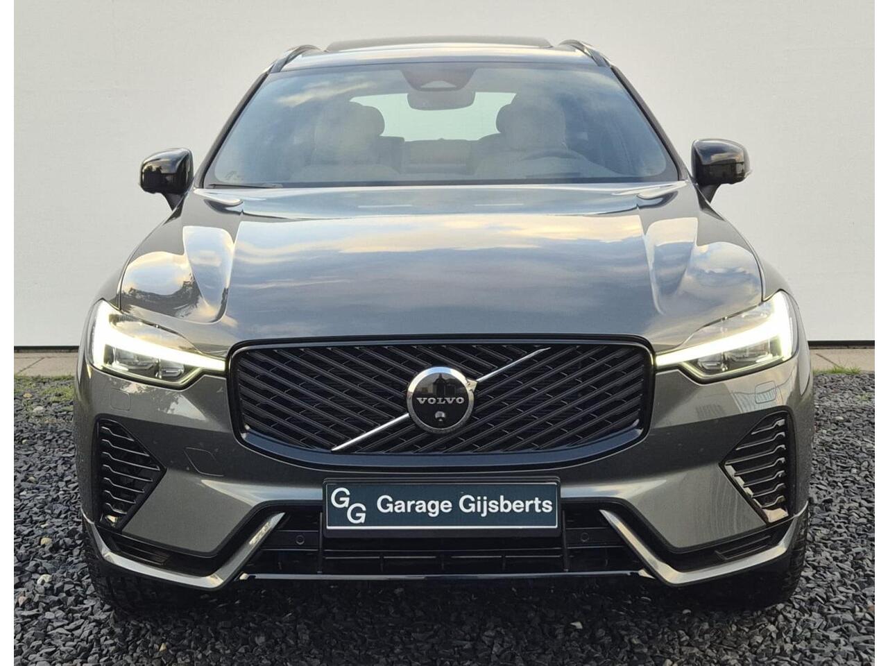 Volvo XC60 2.0 T6 Phev AWD Ultra Dark MY 2026 - 20" Wielen - Panoramadak - Lighting -Head up - H K Audio - 360 Camera - Alarm - Climate - Full led koplampen -Donkere hemel