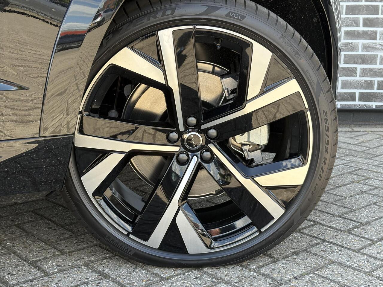 Volvo XC60 2.0 T6 Plug-in hybrid AWD Ultra Black Edition | Luchtvering | Bowers en Wilkins audio | Panoramadak | Geventileerde nappa lederen stoelen | Extra getint glas | 22'' velgen | 360 camera