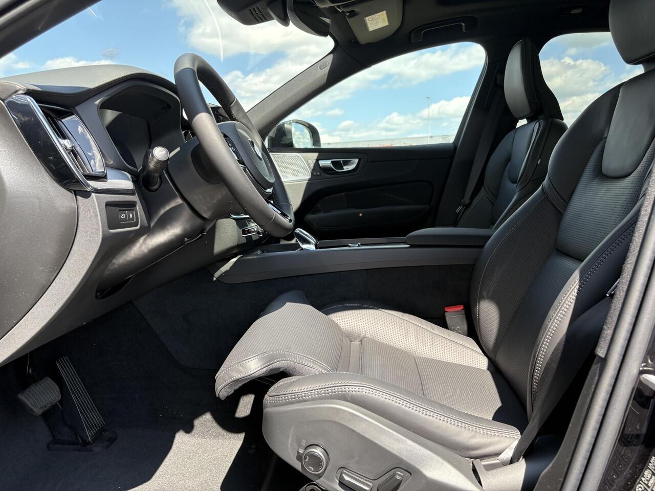 Volvo XC60 2.0 T6 Plug-in hybrid AWD Ultra Black Edition | Luchtvering | Bowers en Wilkins audio | Panoramadak | Geventileerde nappa lederen stoelen | Extra getint glas | 22'' velgen | 360 camera