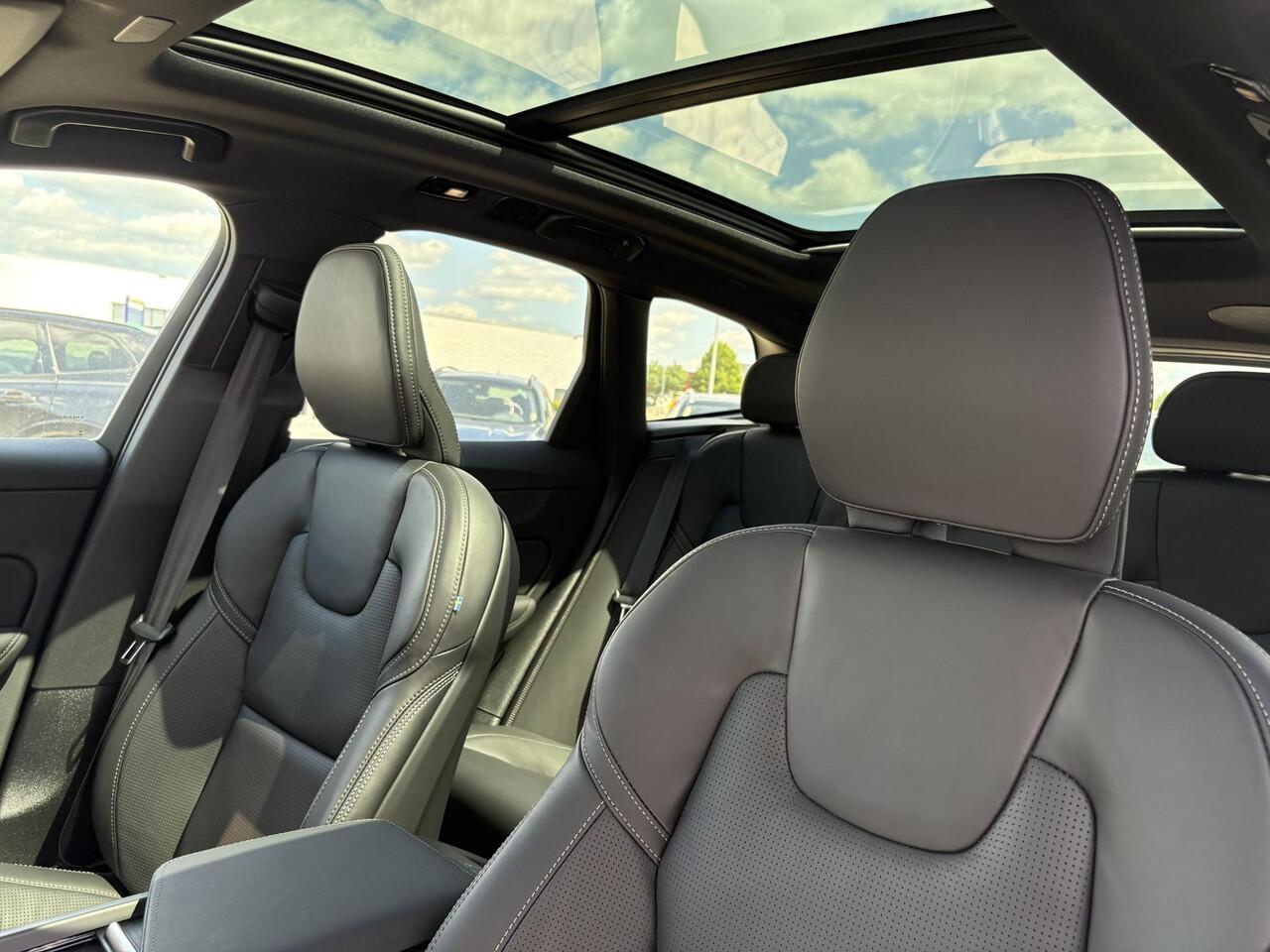 Volvo XC60 2.0 T6 Plug-in hybrid AWD Ultra Black Edition | Luchtvering | Bowers en Wilkins audio | Panoramadak | Geventileerde nappa lederen stoelen | Extra getint glas | 22'' velgen | 360 camera