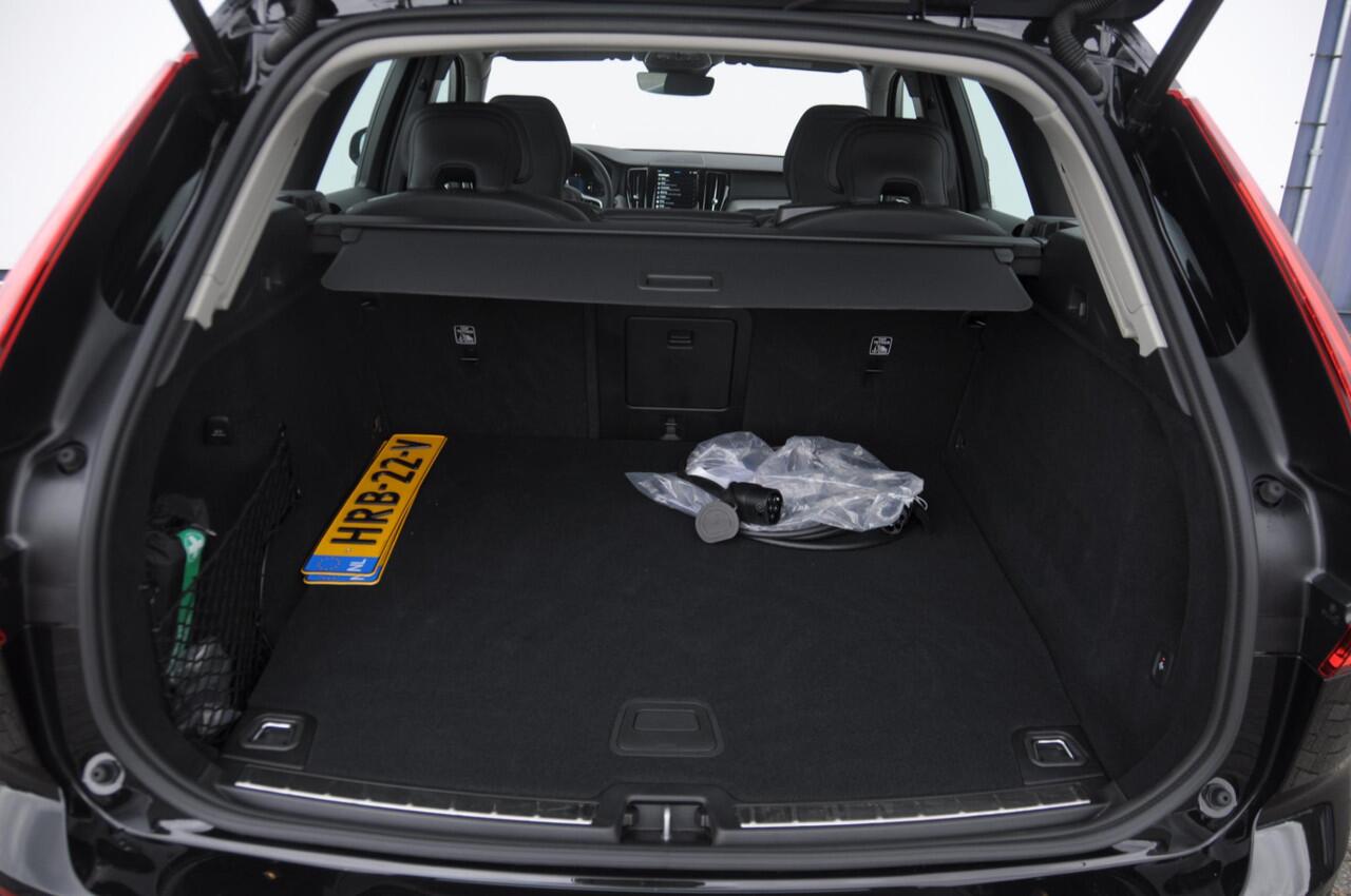 Volvo XC60 T6 350PK Automaat AWD Ultra Dark / Head-up display / Trekhaak/ Harman Kardon audio / Panoramadak / BLIS / Elektrisch bedienbare voorstoelen / Memory seats / Verwarmbare stoelen / Keyless entry /