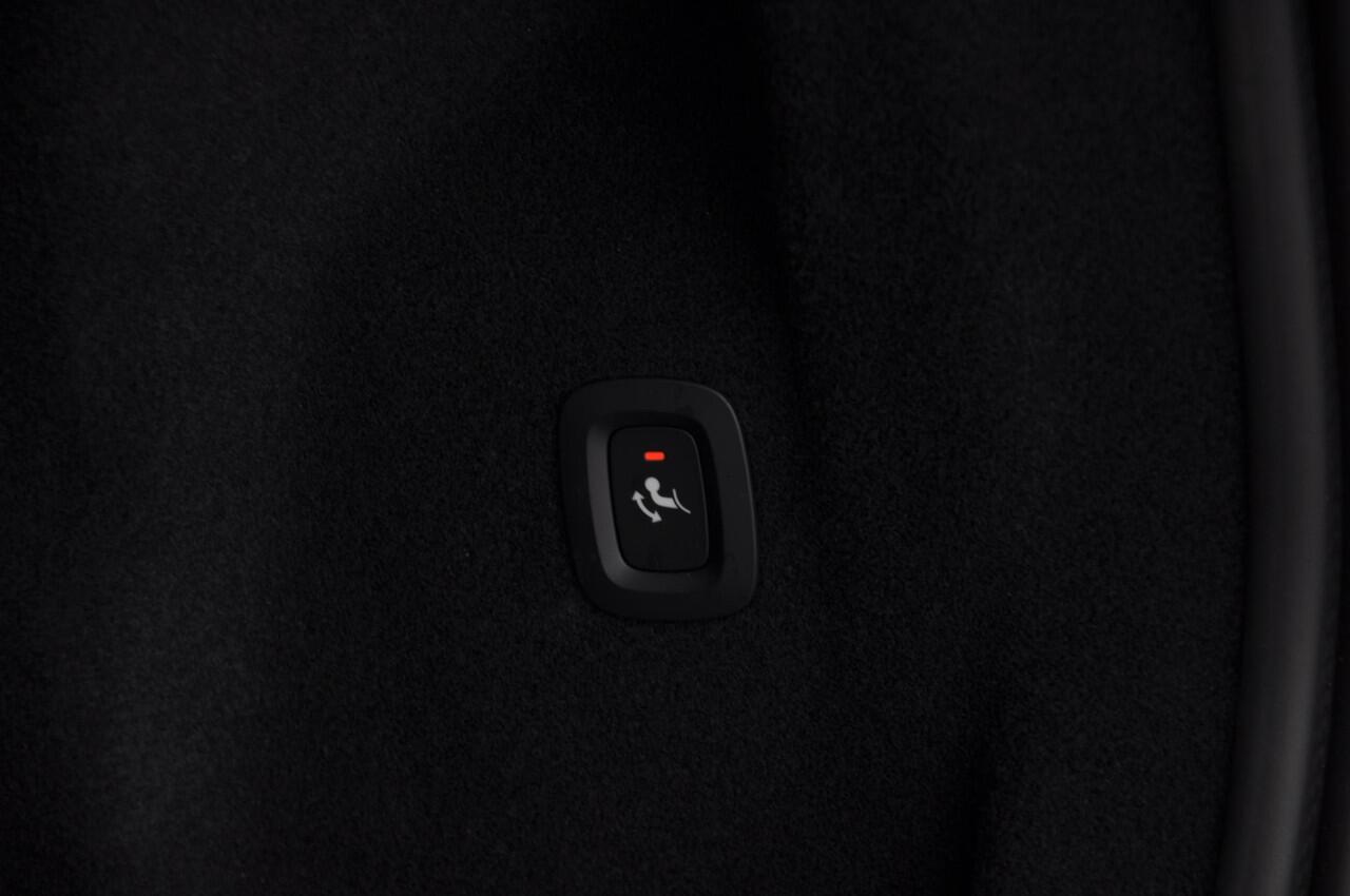 Volvo XC60 T6 350PK Automaat AWD Ultra Dark / Head-up display / Trekhaak/ Harman Kardon audio / Panoramadak / BLIS / Elektrisch bedienbare voorstoelen / Memory seats / Verwarmbare stoelen / Keyless entry /