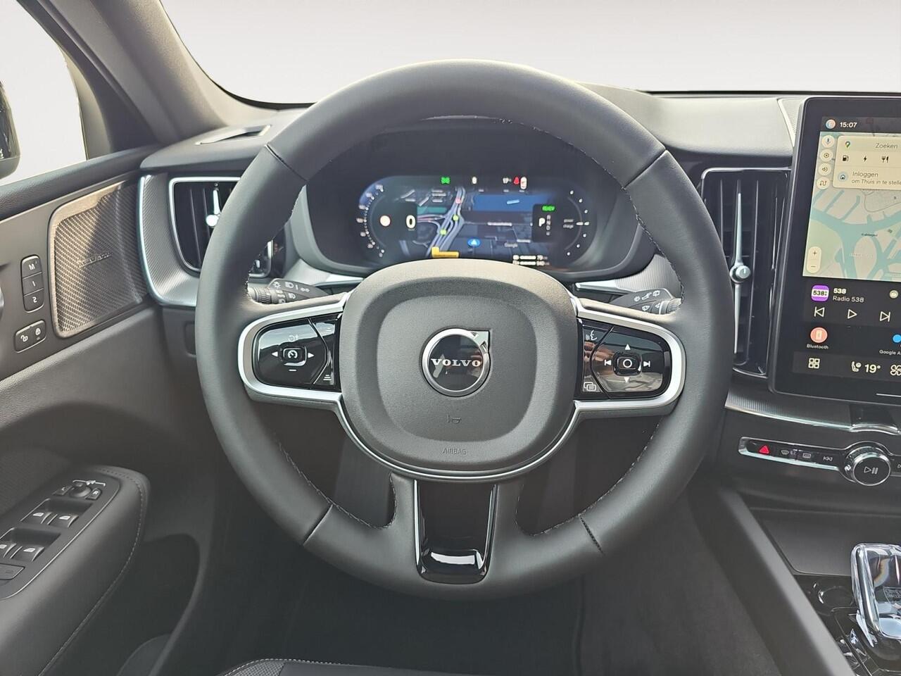 Volvo XC60 2.0 T6 Plug-in hybrid AWD Plus Black Edition | Luchtvering | 22-inch wielen | Panorama dak | Sportstoelen|