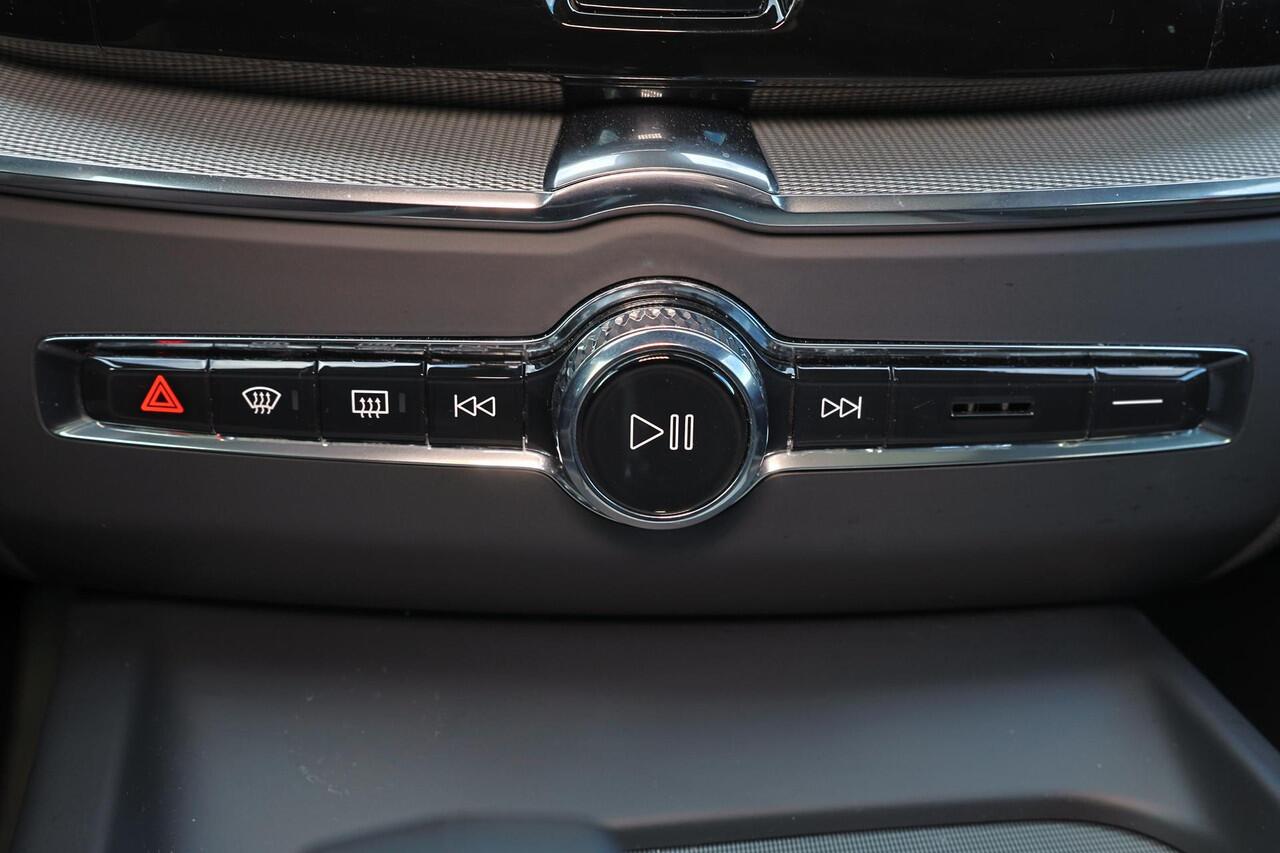 Volvo XC60 T6 Recharge AWD Plus Dark - Panorama/schuifdak - IntelliSafe Assist & Surround - 360º Camera - Harman/Kardon audio - Adaptieve LED koplampen - Verwarmde voorstoelen, stuur & achterbank - Parkeersensoren voor & achter - Elektr. bedienb. voorstoelen met geh