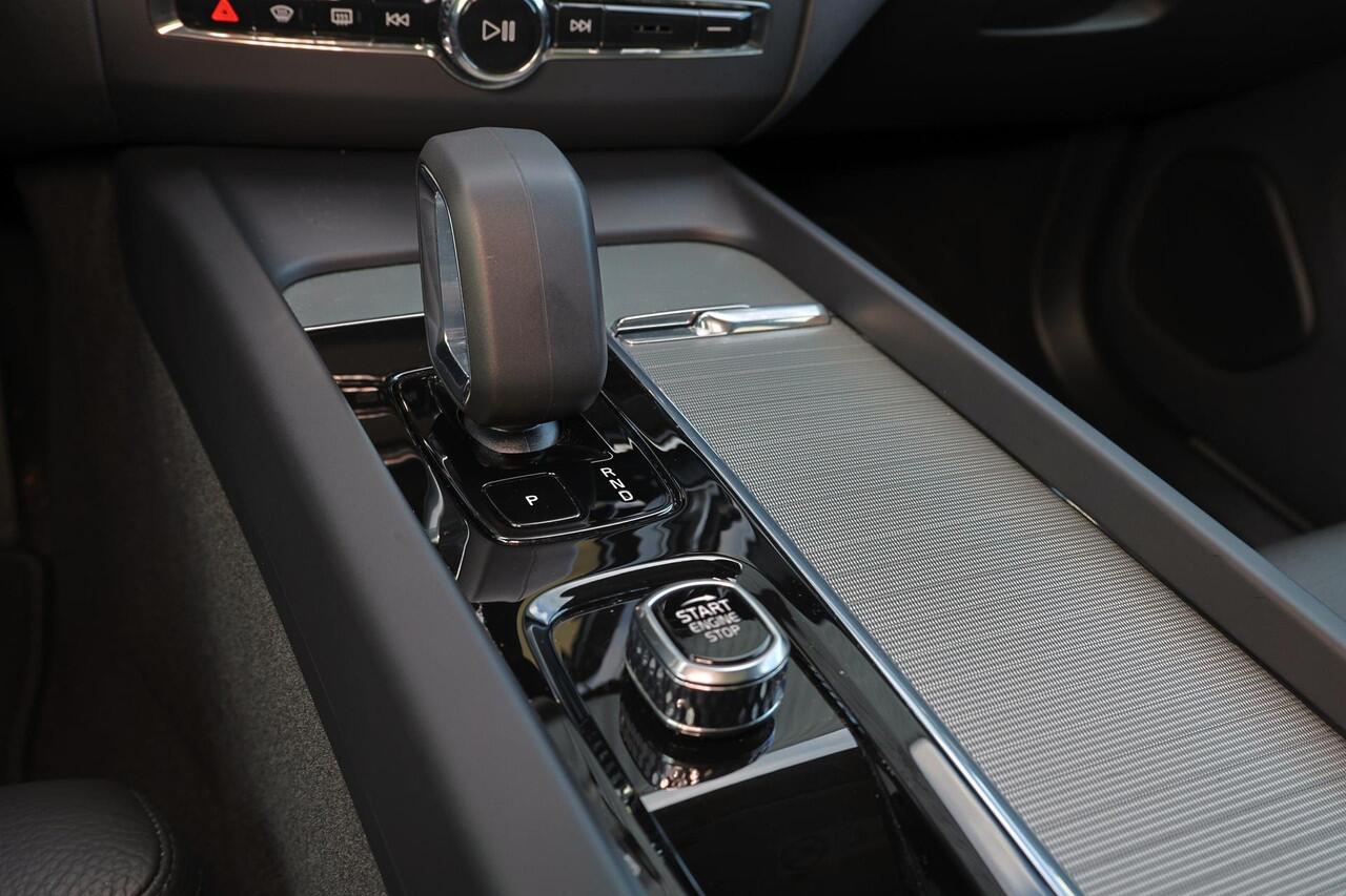 Volvo XC60 T6 Recharge AWD Plus Dark - Panorama/schuifdak - IntelliSafe Assist & Surround - 360º Camera - Harman/Kardon audio - Adaptieve LED koplampen - Verwarmde voorstoelen, stuur & achterbank - Parkeersensoren voor & achter - Elektr. bedienb. voorstoelen met geh