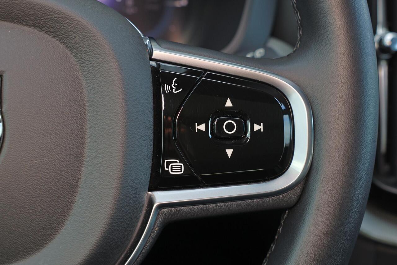 Volvo XC60 T6 Recharge AWD Plus Dark - Panorama/schuifdak - IntelliSafe Assist & Surround - 360º Camera - Harman/Kardon audio - Adaptieve LED koplampen - Verwarmde voorstoelen, stuur & achterbank - Parkeersensoren voor & achter - Elektr. bedienb. voorstoelen met geh