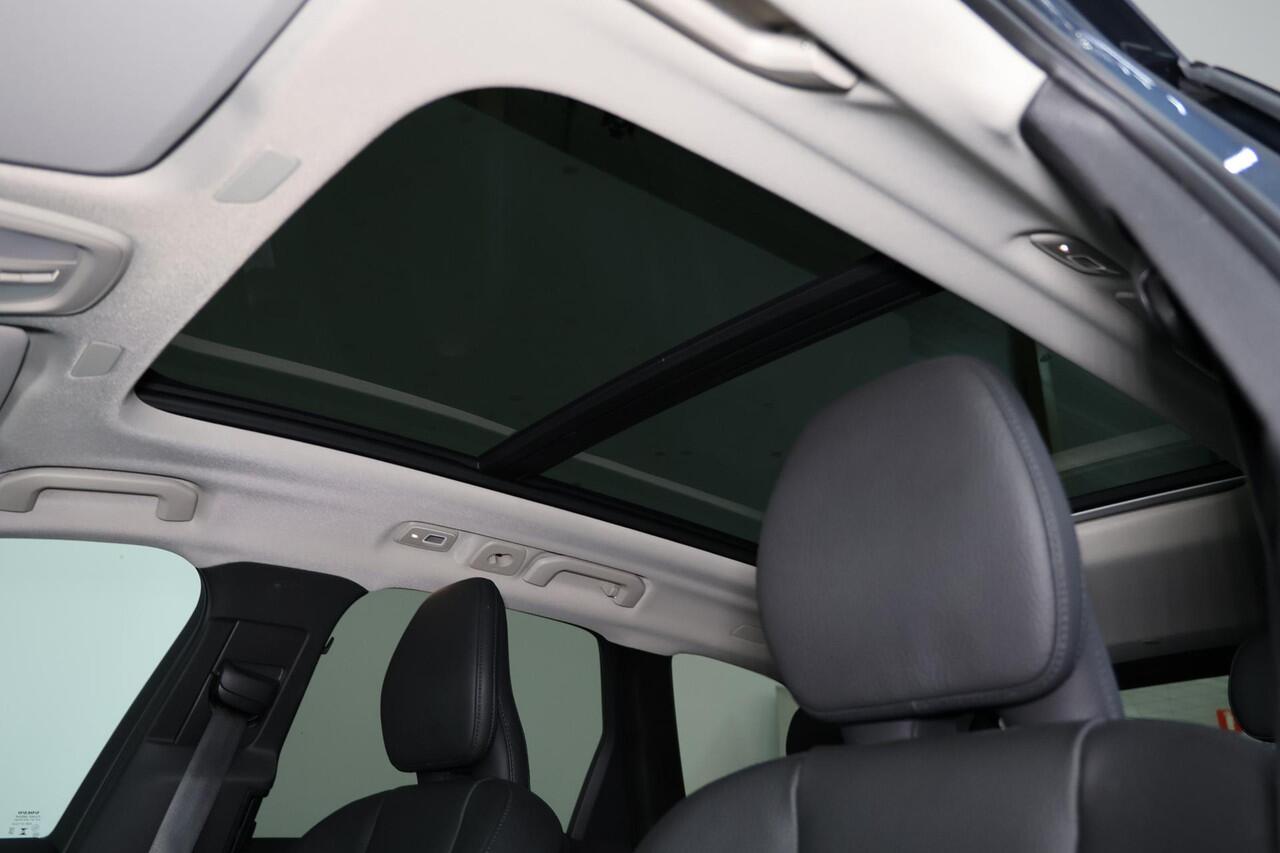 Volvo XC60 T6 Recharge AWD Plus Dark - Panorama/schuifdak - IntelliSafe Assist & Surround - 360º Camera - Harman/Kardon audio - Adaptieve LED koplampen - Verwarmde voorstoelen, stuur & achterbank - Parkeersensoren voor & achter - Elektr. bedienb. voorstoelen met geh