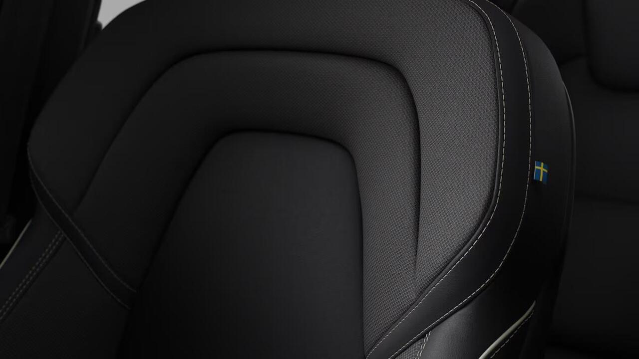 Volvo XC60 2.0 T6 Plug-in hybrid AWD Plus Black Edition | Verwacht Nov. 2025 | Luchtvering | 360º Camera | Schuif/Kantel-Panoramadak | Head-Up Display | 21" Lichtmetalen Wielen | Donkergetint Glas |