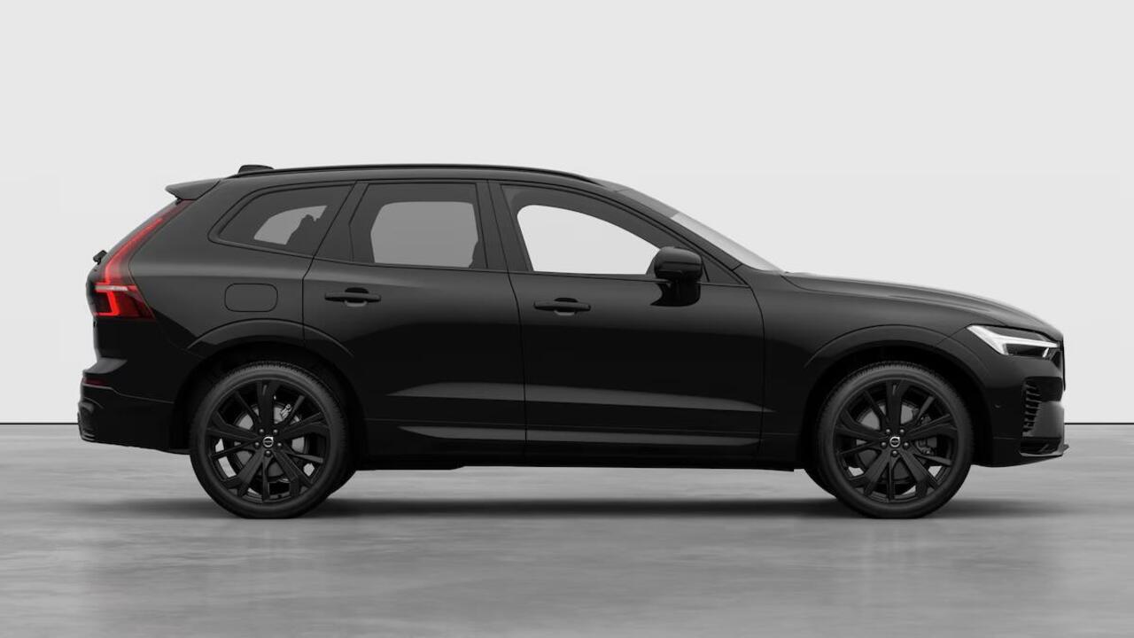 Volvo XC60 T6 Plug-in hybrid AWD Plus Black Edition Dec. 2025 Leverbaar | Head Up Display | 360 Graden Camera | Luchtvering | Climate Pack | Panoramisch Schuif-/Kanteldak | Adaptieve Cruise Control | 21 inch Lichtmetalen Velgen |