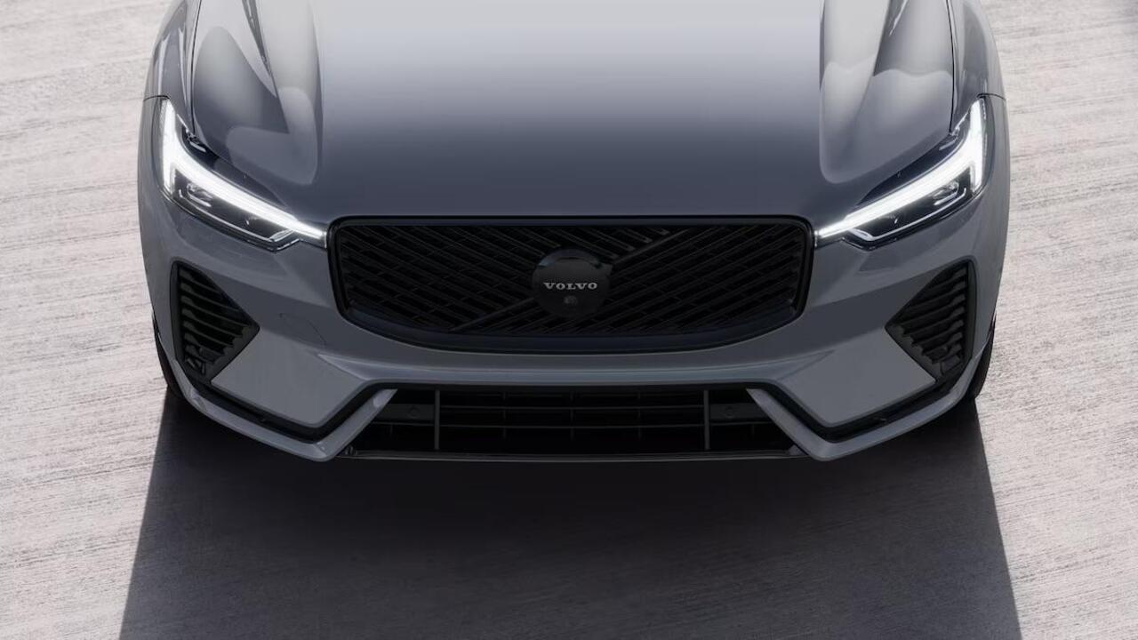 Volvo XC60 T6 Plug-in hybrid AWD Plus Black Edition | Dec. 2025 Leverbaar | Luchtvering | Head Up Display | Panoramisch Schuif-/Kanteldak | Extra Getint Glas | Adaptieve Cruise Control | BLIS | 21 inch Lichtmetalen Velgen | Keyless | Google Infotainment |