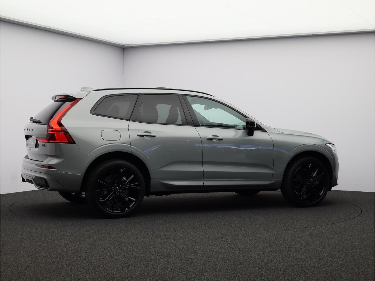 Volvo XC60 2.0 T6 Plug-in hybrid AWD Plus Black Edition / Panoramadak elektrisch / Sportstoelen elektrisch / Lederen bekleding / Stoelverwarming voor + achter / Harman Kardon Audio / Stuurverwarming / Google services