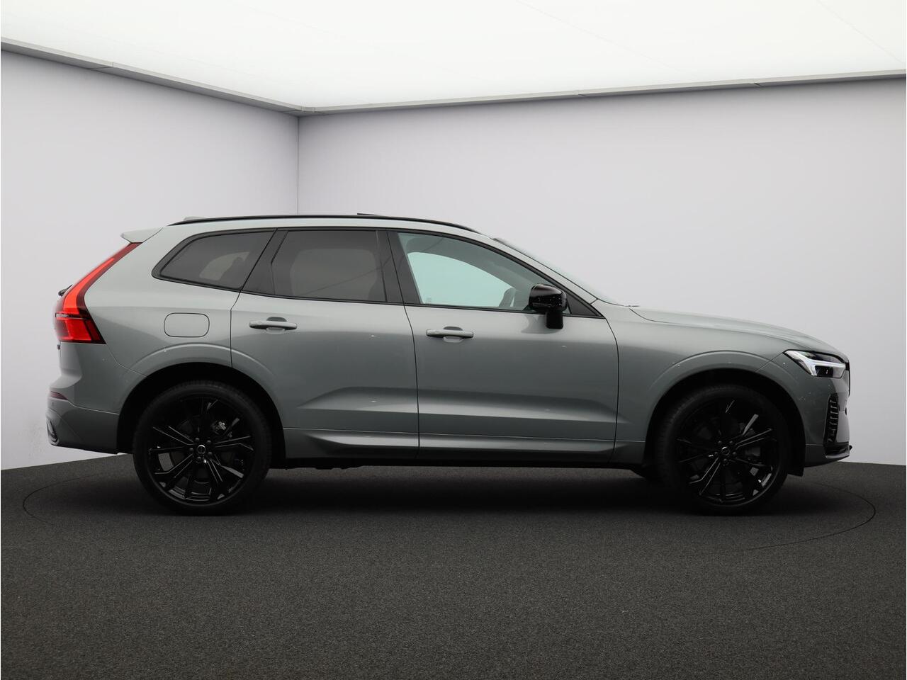 Volvo XC60 2.0 T6 Plug-in hybrid AWD Plus Black Edition / Panoramadak elektrisch / Sportstoelen elektrisch / Lederen bekleding / Stoelverwarming voor + achter / Harman Kardon Audio / Stuurverwarming / Google services