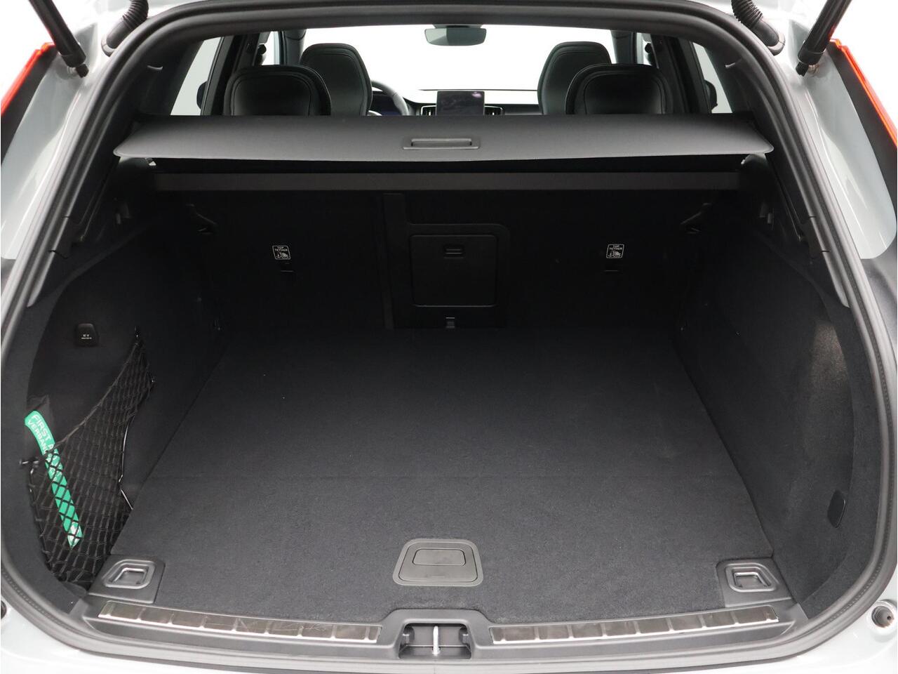 Volvo XC60 2.0 T6 Plug-in hybrid AWD Plus Black Edition / Panoramadak elektrisch / Sportstoelen elektrisch / Lederen bekleding / Stoelverwarming voor + achter / Harman Kardon Audio / Stuurverwarming / Google services
