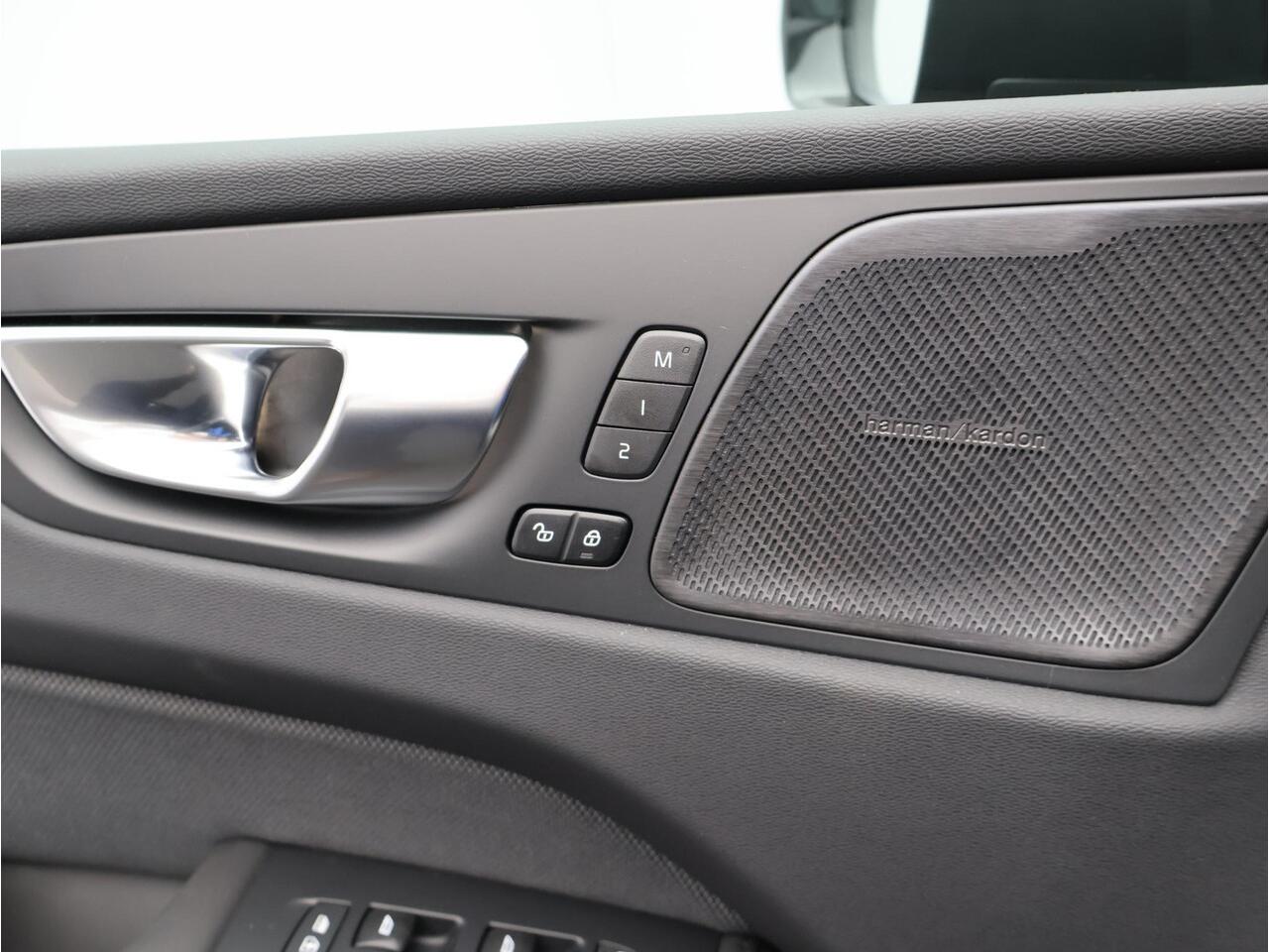 Volvo XC60 2.0 T6 Plug-in hybrid AWD Plus Black Edition / Panoramadak elektrisch / Sportstoelen elektrisch / Lederen bekleding / Stoelverwarming voor + achter / Harman Kardon Audio / Stuurverwarming / Google services