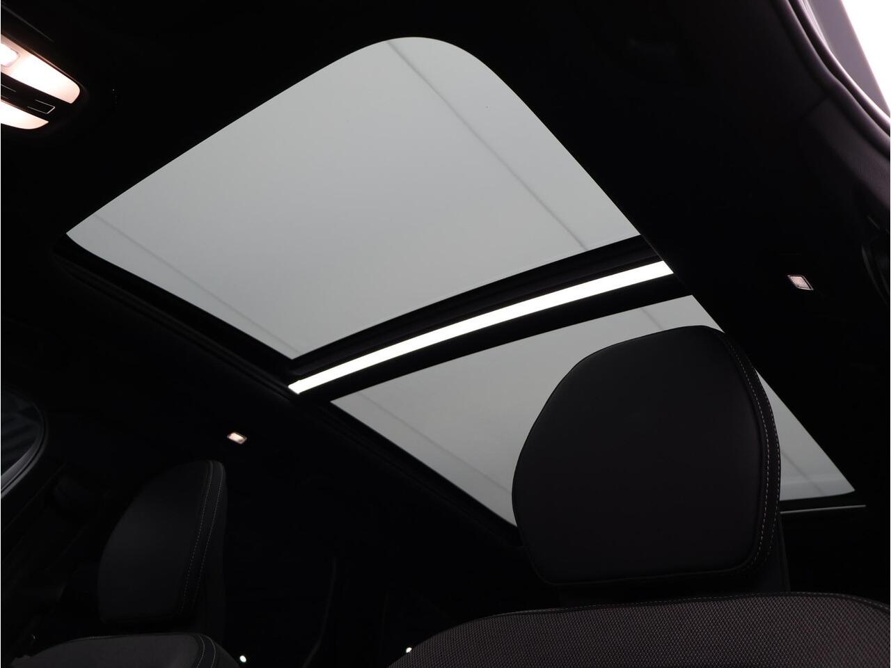 Volvo XC60 2.0 T6 Plug-in hybrid AWD Plus Black Edition / Panoramadak elektrisch / Sportstoelen elektrisch / Lederen bekleding / Stoelverwarming voor + achter / Harman Kardon Audio / Stuurverwarming / Google services