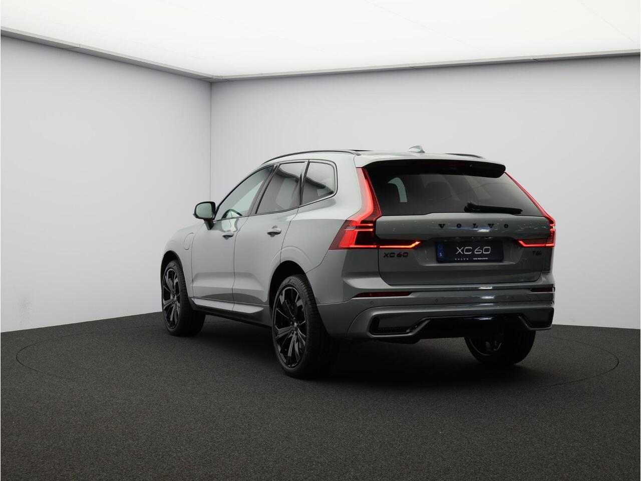 Volvo XC60 2.0 T6 Plug-in hybrid AWD Plus Black Edition / Panoramadak elektrisch / Sportstoelen elektrisch / Lederen bekleding / Stoelverwarming voor + achter / Harman Kardon Audio / Stuurverwarming / Google services