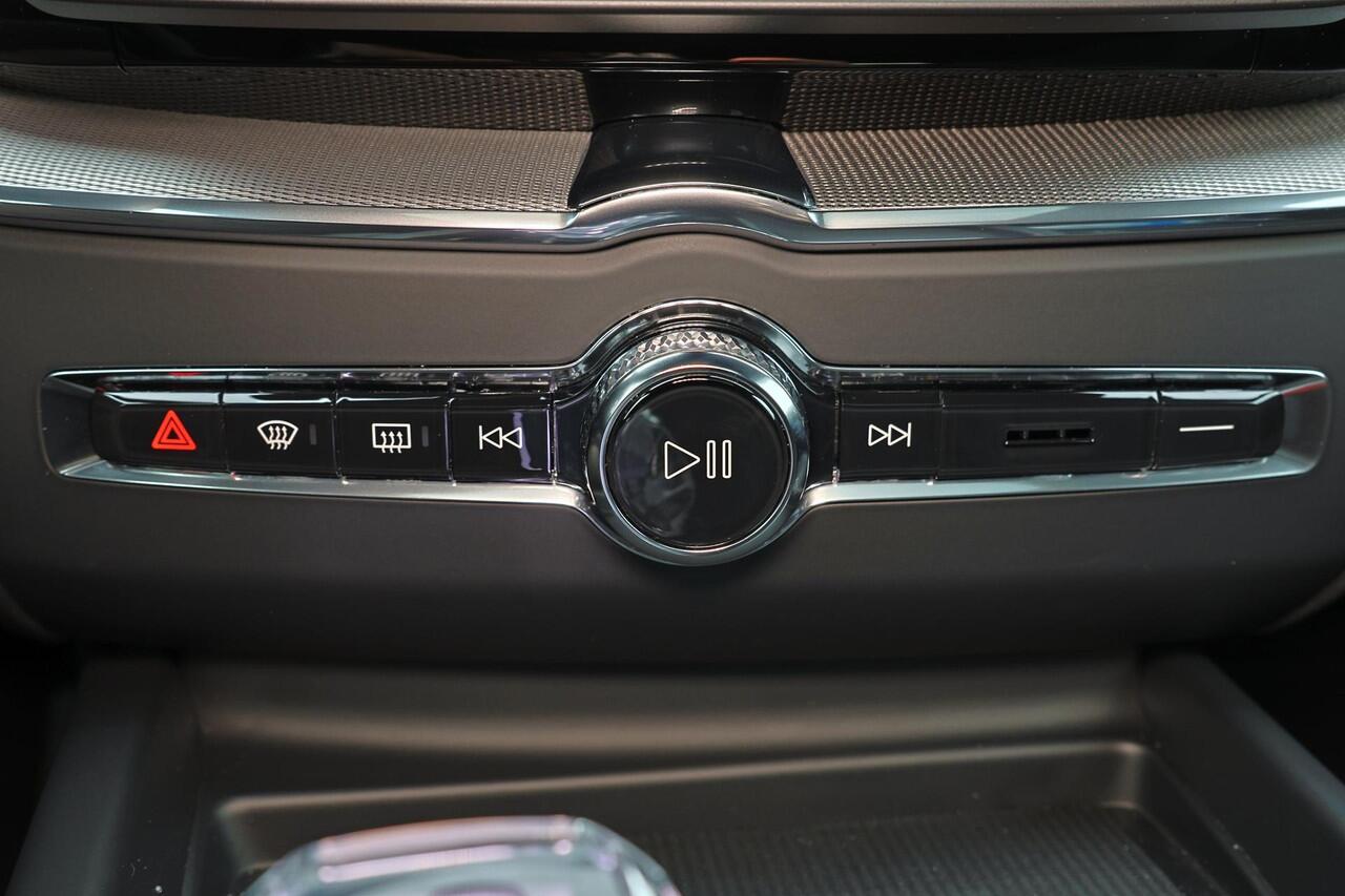 Volvo XC60 T6 Recharge AWD Ultra Black Edition - Panorama/schuifdak - IntelliSafe Assist & Surround - 360º Camera - Harman/Kardon audio - Adaptieve LED koplampen - Verwarmde voorstoelen, stuur & achterbank - Parkeersensoren voor & achter - Elektr. bedienb. voorstoel