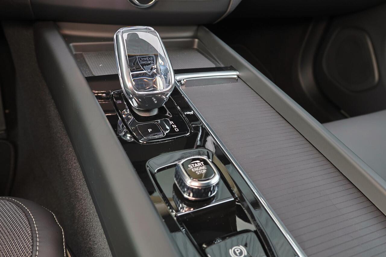 Volvo XC60 T6 Recharge AWD Ultra Black Edition - Panorama/schuifdak - IntelliSafe Assist & Surround - 360º Camera - Harman/Kardon audio - Adaptieve LED koplampen - Verwarmde voorstoelen, stuur & achterbank - Parkeersensoren voor & achter - Elektr. bedienb. voorstoel