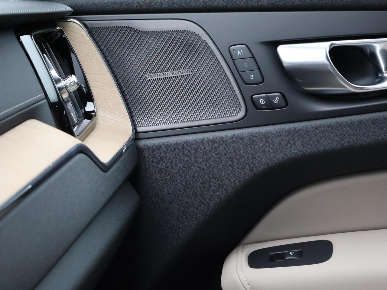 Volvo XC60 2.0 T6 Plug-in hybrid AWD Ultra Bright / Luchtvering / 360 Camera / Head-Up Display / Panoramadak / Harman Kardon / Getint Glas / BLIS / Keyless /