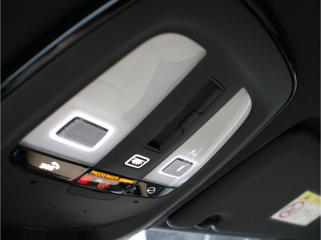 Volvo XC60 2.0 T6 Plug-in hybrid AWD Ultra Bright / Luchtvering / 360 Camera / Head-Up Display / Panoramadak / Harman Kardon / Getint Glas / BLIS / Keyless /