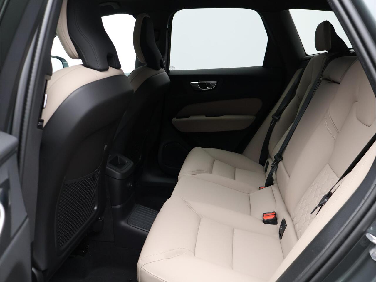 Volvo XC60 2.0 T6 Plug-in hybrid AWD Ultra Bright / Luchtvering / 360 Camera / Head-Up Display / Panoramadak / Harman Kardon / Getint Glas / BLIS / Keyless /