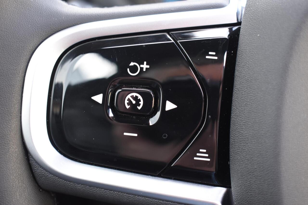 Volvo XC60 T6 350PK Automaat Plug-in hybrid AWD Plus Dark / Panoramadak / Harman Kardon / Luchtvering / 360 camera / Sport stoelen / 21'' velgen / NIEUWPRIJS EUR 81.500,-