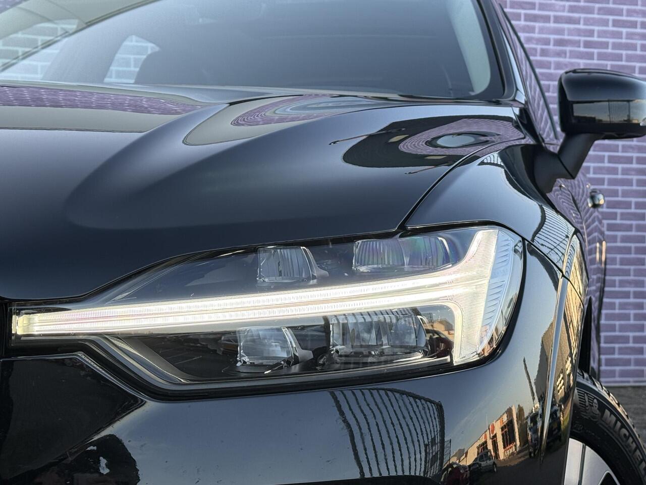 Volvo XC60 2.0 T6 Plug-in hybrid AWD Plus Dark | Adaptive cruise control | 360° camera | Trekhaak | Stoel- en stuurverwarming | Dode hoek detectie BLIS |