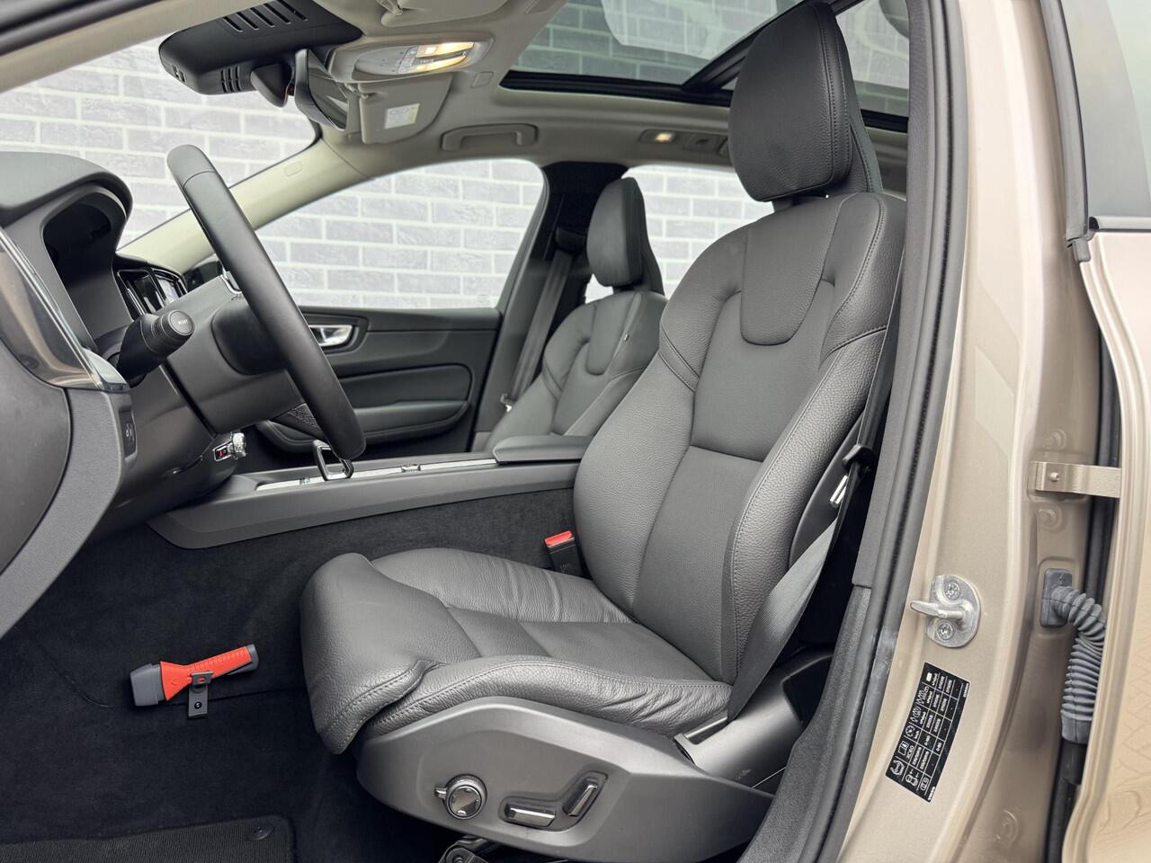 Volvo XC60 2.0 T6 Plug-in hybrid AWD Plus Dark | Trekhaak | 360 Camera | Schuif-/Kanteldak | Stoel-/Stuurverwarming | Adaptive Cruise Control | Elektrisch Verstelbare Voorstoelen