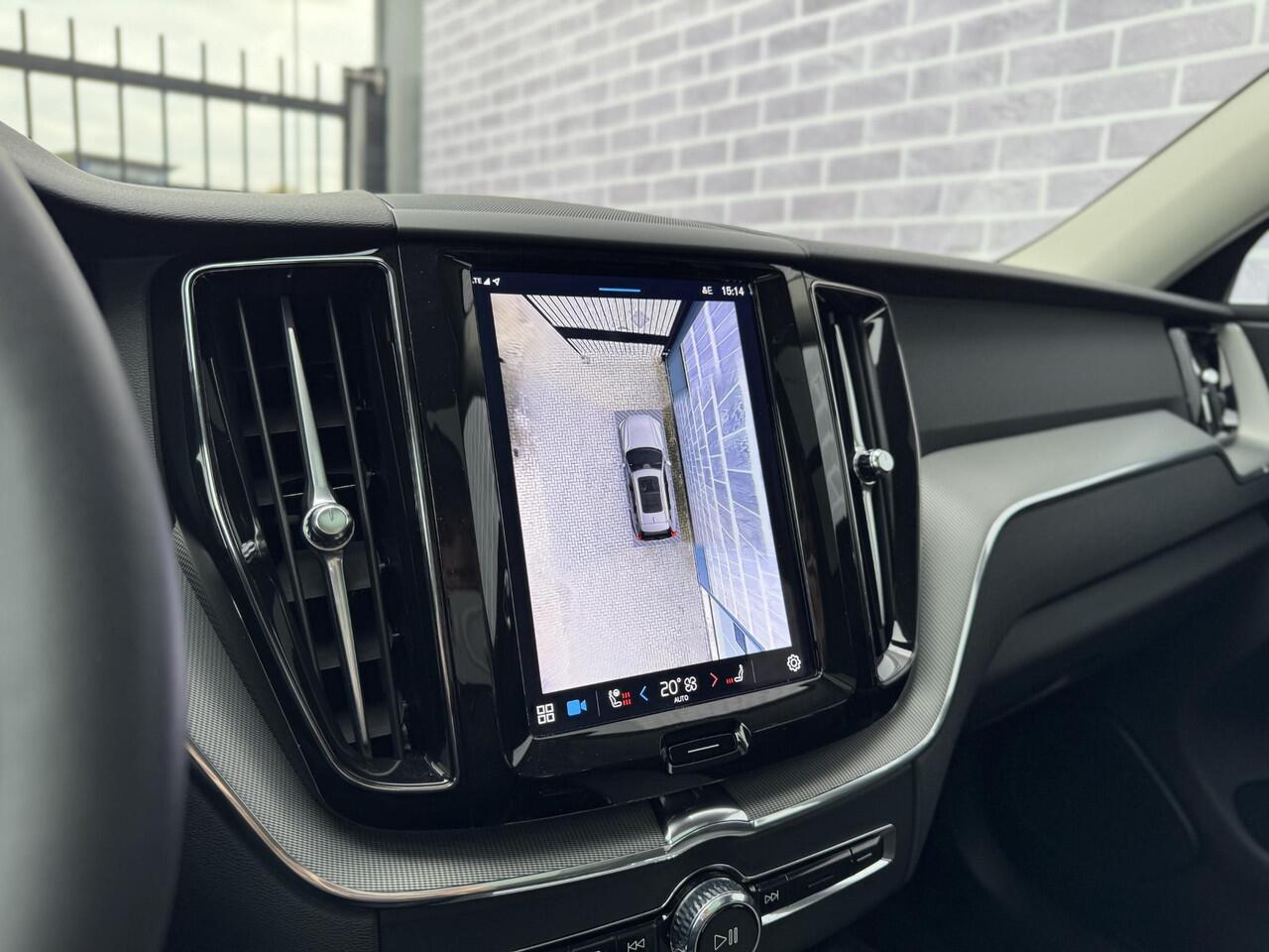 Volvo XC60 2.0 T6 Plug-in hybrid AWD Plus Dark | Trekhaak | 360 Camera | Schuif-/Kanteldak | Stoel-/Stuurverwarming | Adaptive Cruise Control | Elektrisch Verstelbare Voorstoelen