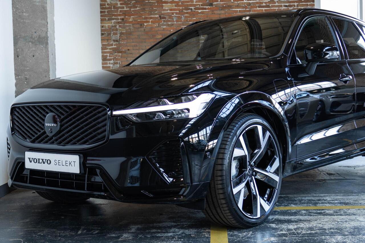 Volvo XC60 T6 Plug-in hybrid AWD Ultra Black Edition | Bowers & Wilkins Premium Audio| Luchtvering | 22" Lichtmetalen velgen | Google infotainment | Stoelverwarming | Stoelventilatie | 360° Parkeercamera | Parkeersensoren voor + achter | Parkeerverwarming