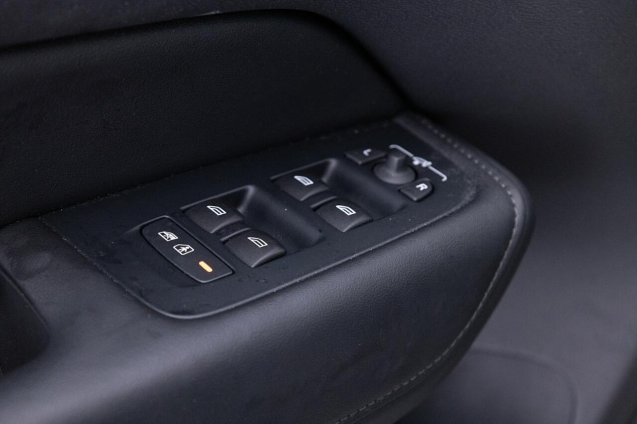 Volvo XC60 2.0 T8 Plug-in hybrid AWD Ultra Dark | LUCHTVERING | PANORAMADAK ? 1e Eigenaar