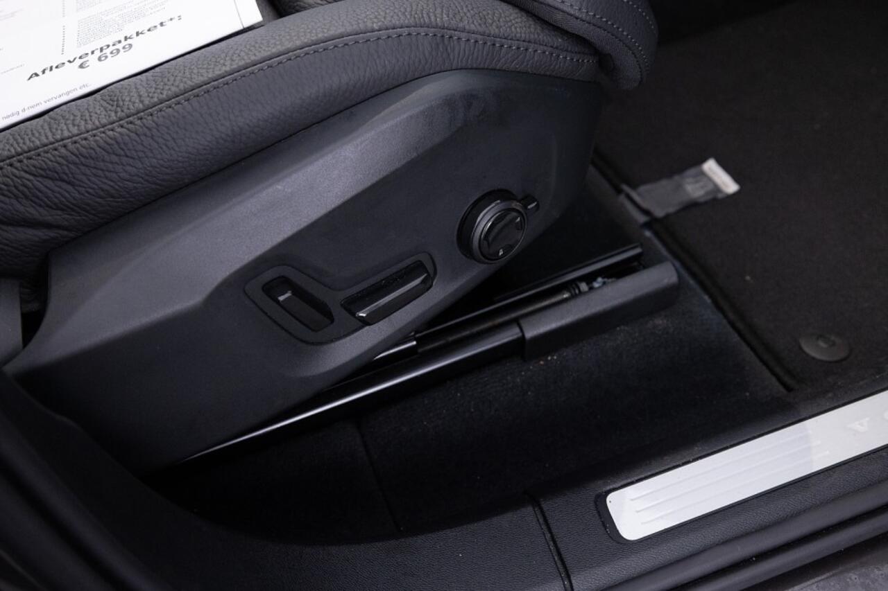 Volvo XC60 2.0 T8 Plug-in hybrid AWD Ultra Dark | LUCHTVERING | PANORAMADAK ? 1e Eigenaar