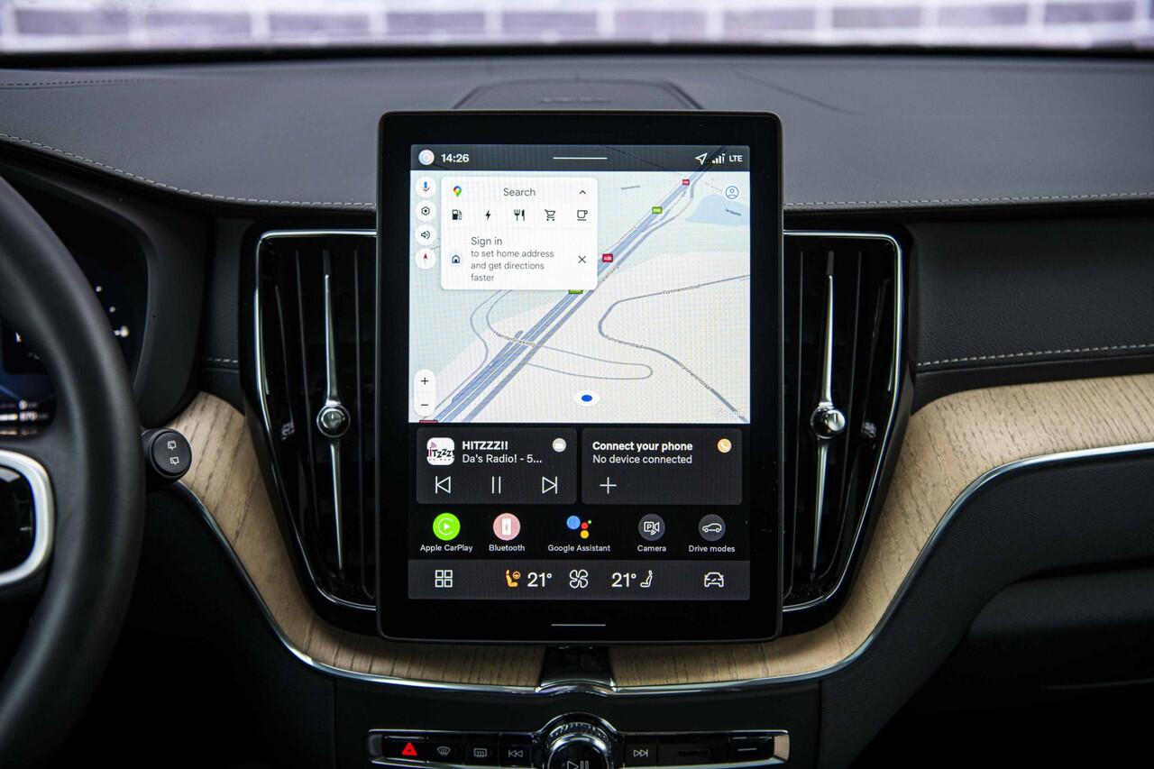 Volvo XC60 2.0 T6 Plug-in hybrid AWD Ultra Dark | Facelift | Trekhaak | 360 Camera | Panoramadak | Adaptieve Cruise Control | Dode Hoek Detectie |