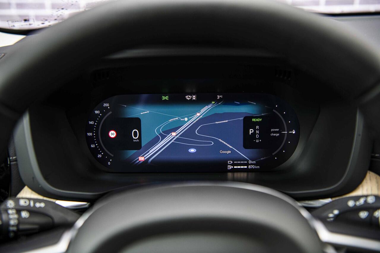 Volvo XC60 2.0 T6 Plug-in hybrid AWD Ultra Dark | Facelift | Trekhaak | 360 Camera | Panoramadak | Adaptieve Cruise Control | Dode Hoek Detectie |