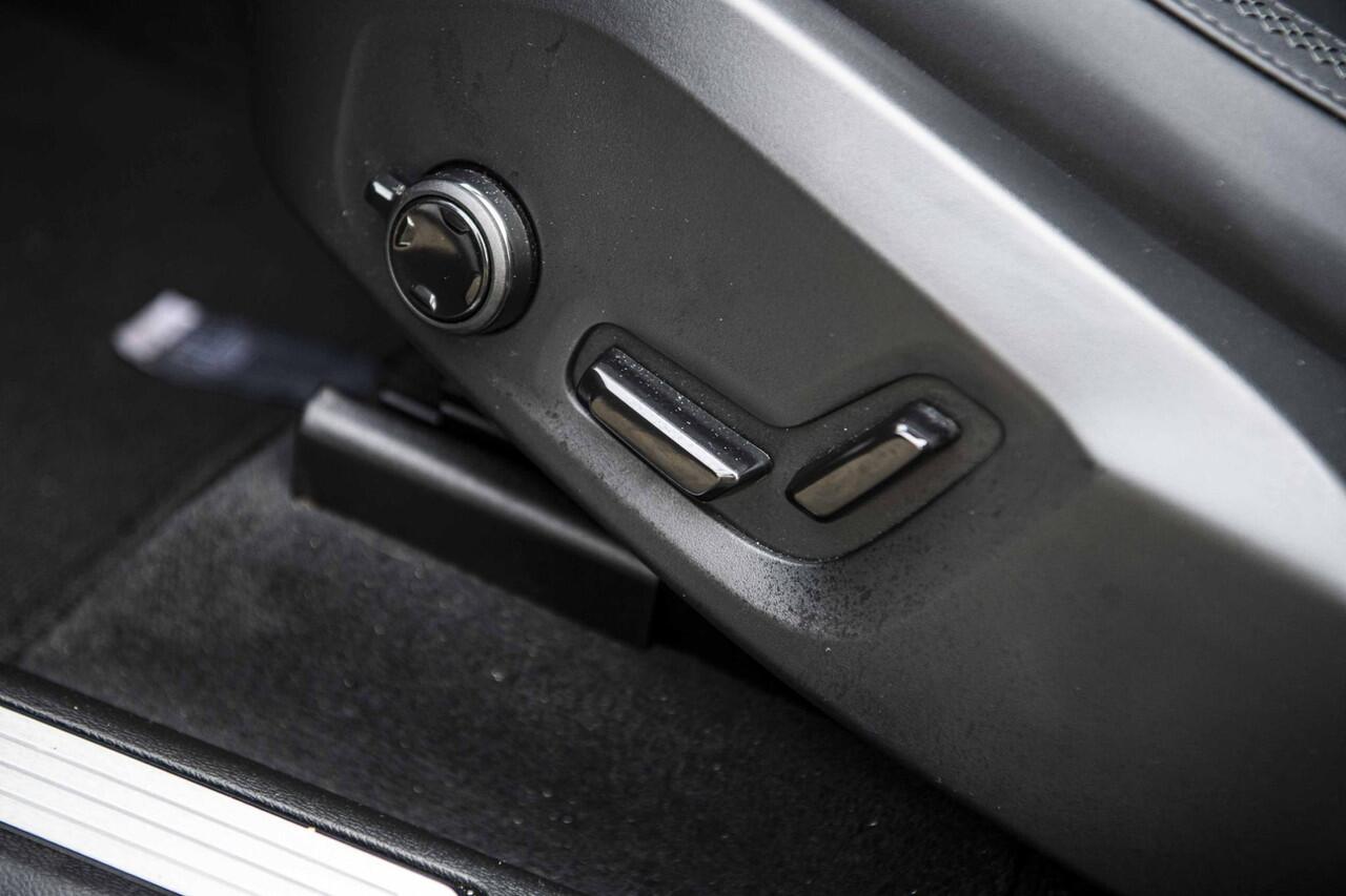 Volvo XC60 2.0 T6 Plug-in hybrid AWD Ultra Dark | Facelift | Trekhaak | 360 Camera | Panoramadak | Adaptieve Cruise Control | Dode Hoek Detectie |