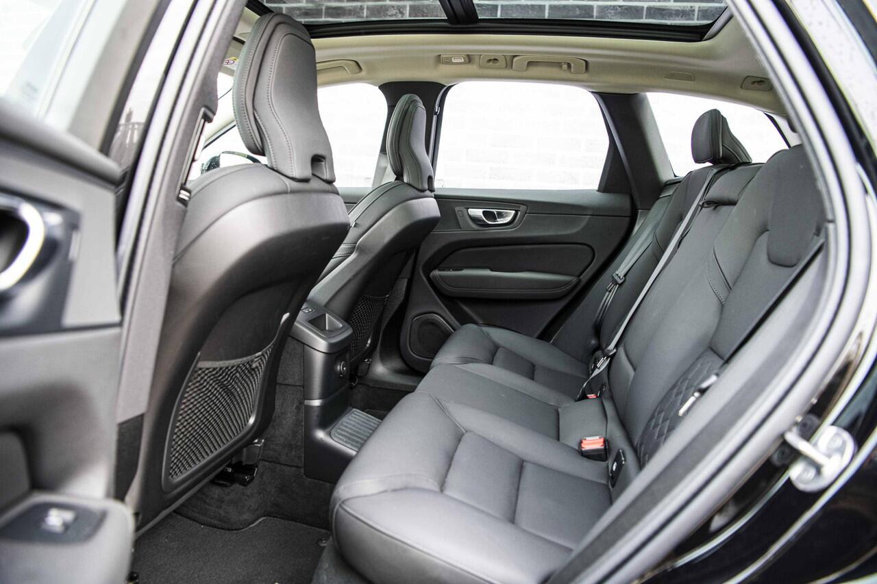 Volvo XC60 2.0 T6 Plug-in hybrid AWD Ultra Dark | Facelift | Trekhaak | 360 Camera | Panoramadak | Adaptieve Cruise Control | Dode Hoek Detectie |