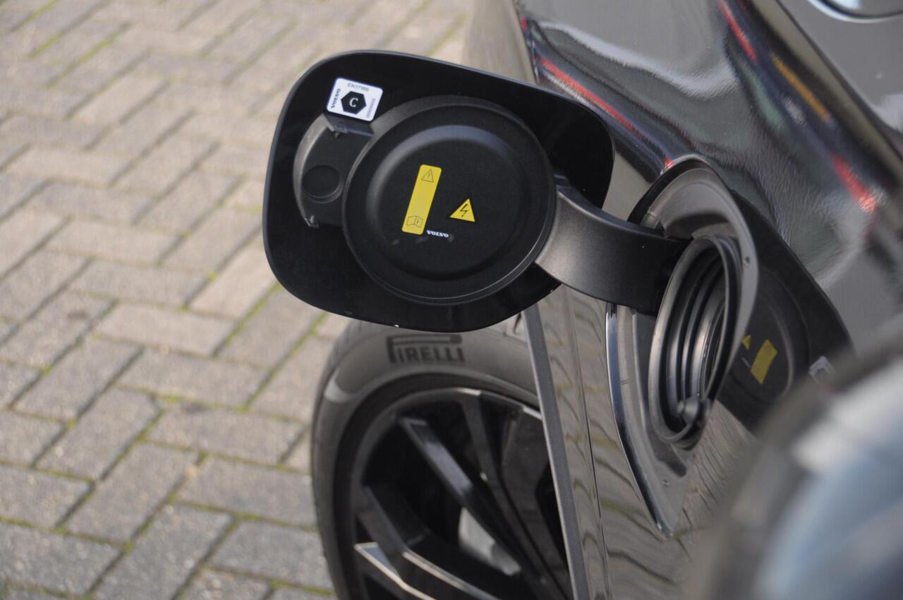 Volvo XC60 T6 350PK Automaat AWD Plus Black Edition / Trekhaak / Panoramadak / BLIS / Adaptieve cruise control / Keyless entry / Stoel - en stuurwielverwarming / elektrische stoelen met geheugen / Parkeersensoren met 360 camera / Elektrische achterklep