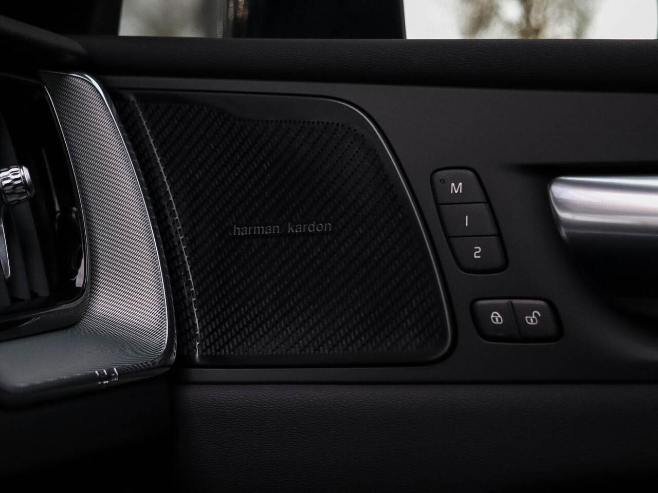 Volvo XC60 T6 AWD Plus Black Edition MY2026 Panoramadak 21'' Harman Kardon Zwarte hemel