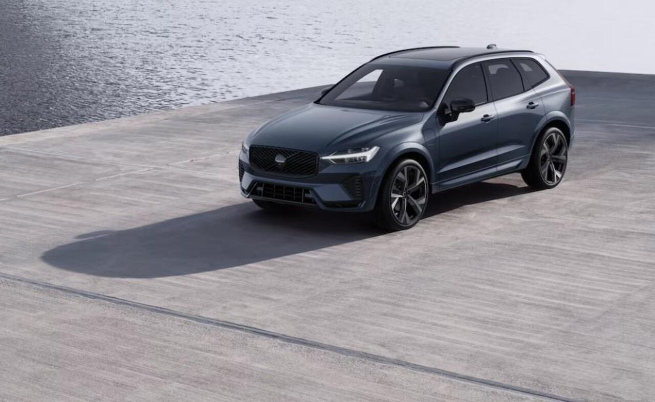 Volvo XC60 2.0 T8 Plug-in hybrid AWD Ultra Black Edition | Lounge Pack | Bowers & Wilkins | 22" | Luchtvering | Massage | Head-Up Display | Leder Dashboard | Adaptive Cruise | Stoel & Stuurverwarming |
