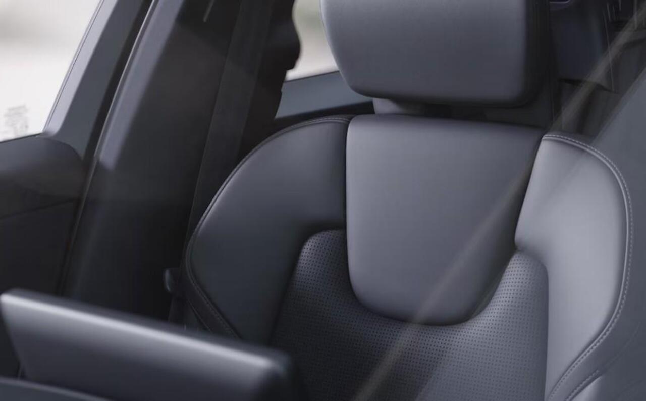 Volvo XC60 2.0 T8 Plug-in hybrid AWD Ultra Black Edition | Lounge Pack | Bowers & Wilkins | 22" | Luchtvering | Massage | Head-Up Display | Leder Dashboard | Adaptive Cruise | Stoel & Stuurverwarming |