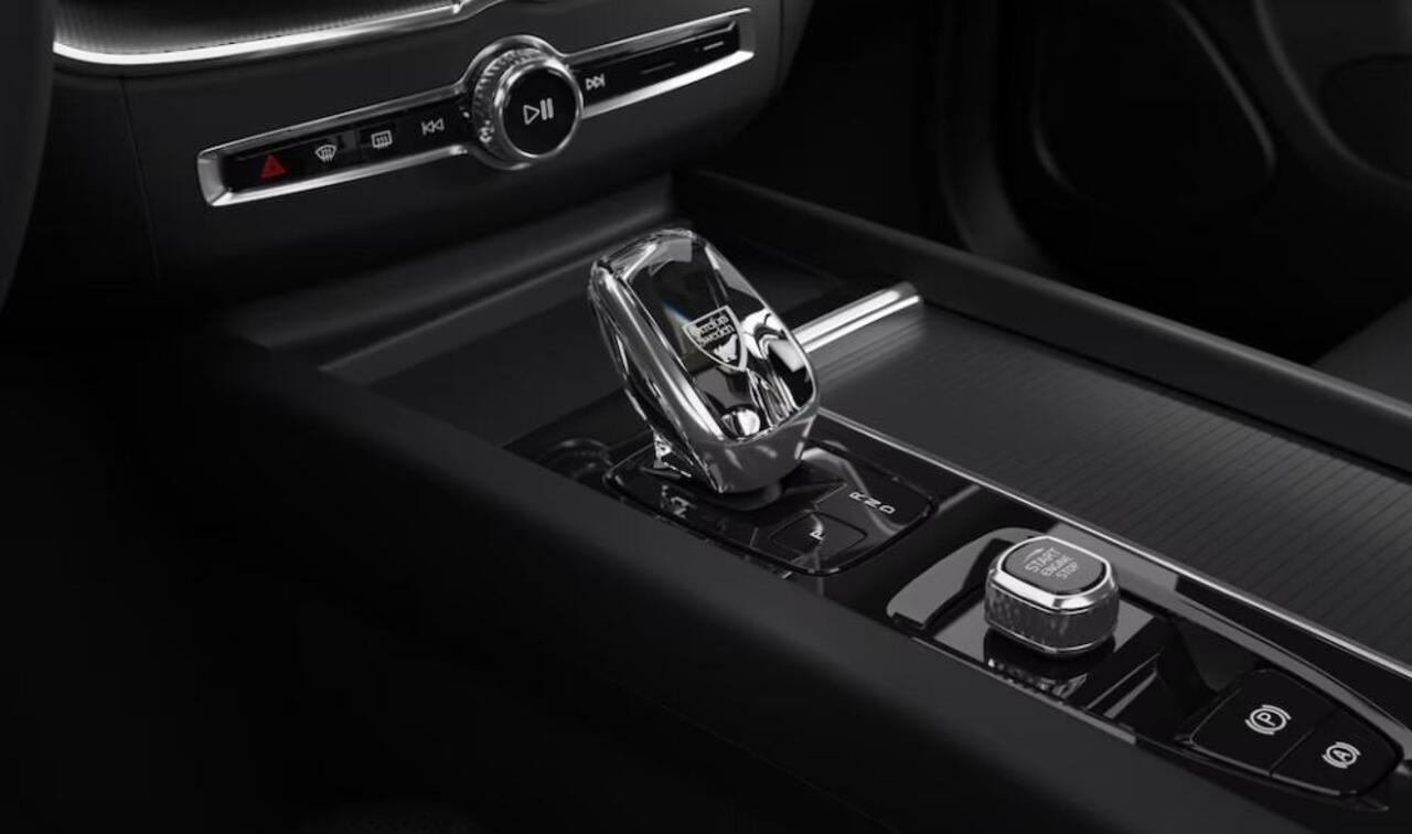 Volvo XC60 2.0 T8 Plug-in hybrid AWD Ultra Black Edition | Lounge Pack | Bowers & Wilkins | 22" | Luchtvering | Massage | Head-Up Display | Leder Dashboard | Adaptive Cruise | Stoel & Stuurverwarming |