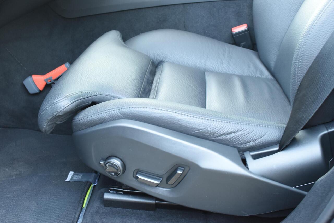 Volvo XC60 T6 350PK Automaat Plug-in Hybrid AWD Plus Dark / Navigatie / 360 Camera / Adaptieve Cruise Control / Stuur & Stoelverwarming / Elektr. Achterklep / Schuifdak / Trekhaak